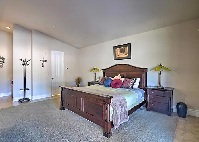 Outdoor Oasis! Group-friendly Retreat * Cave Creek