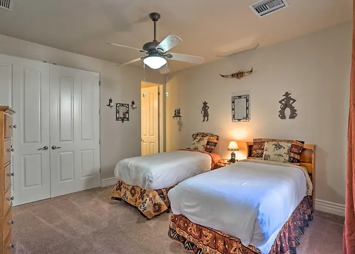 Outdoor Oasis! Group-friendly Retreat Cave Creek