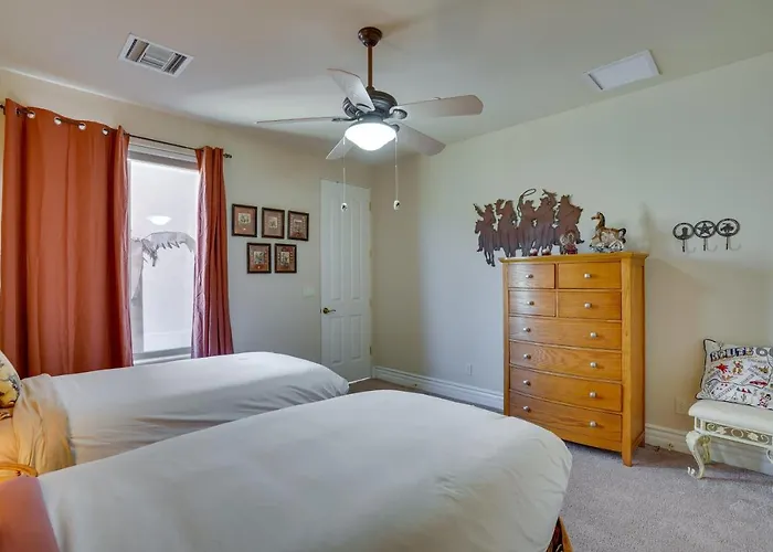 Outdoor Oasis! Group-friendly Retreat Holiday home *
